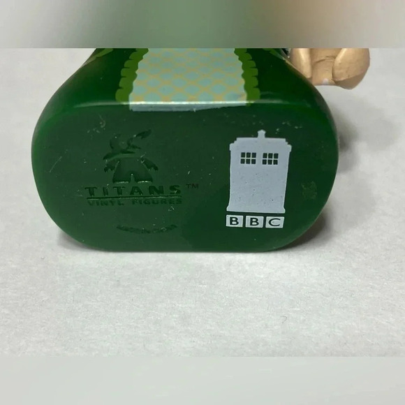 Doctor  Who - Titans Vinyl Figure - Clara Variant 🕰️ - Picture 3 of 4